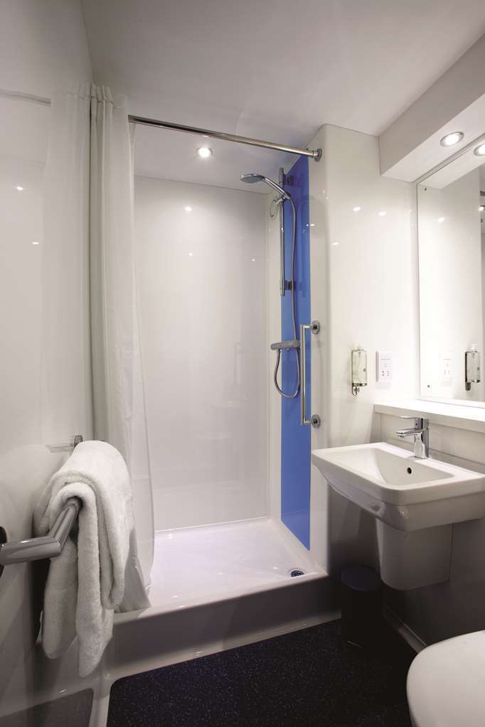 Travelodge Halifax Room photo