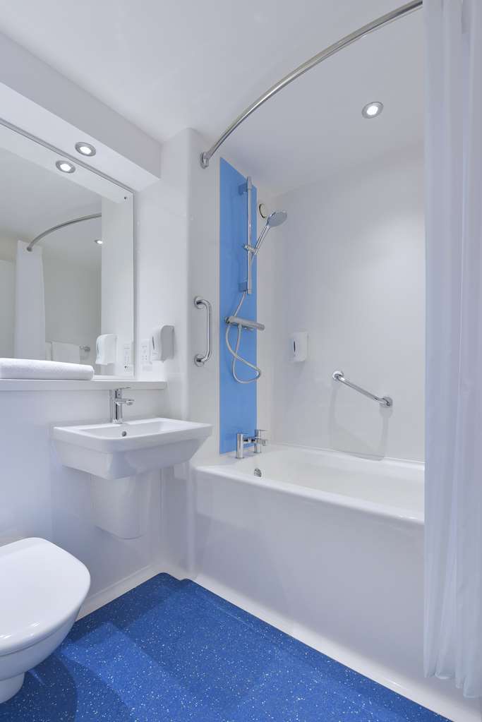 Travelodge Halifax Room photo